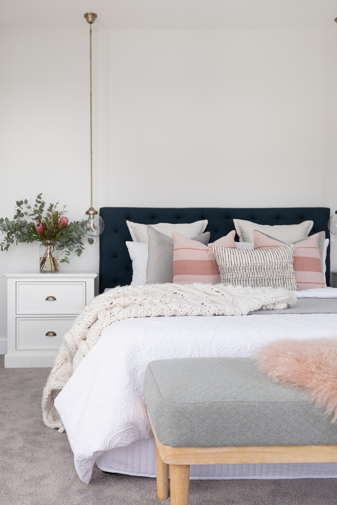 Идея дизайна: спальня в стиле неоклассика (современная классика) с белыми стенами, ковровым покрытием и серым полом