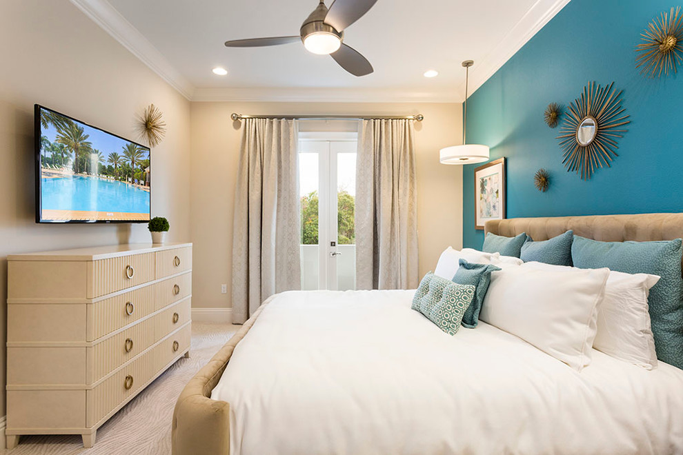 Klassisches Gästezimmer mit blauer Wandfarbe und Teppichboden in Orlando
