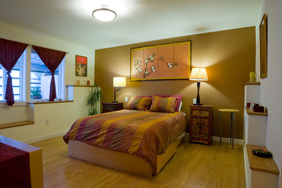Пример оригинального дизайна: спальня в современном стиле с коричневыми стенами, паркетным полом среднего тона и желтым полом без камина