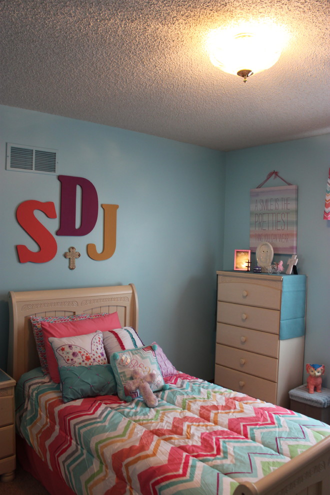 Foto di una piccola camera da letto chic con pareti blu, moquette e pavimento beige