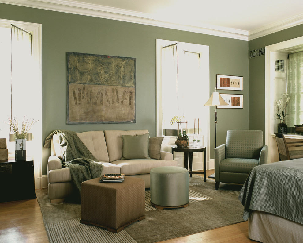 Großes Modernes Hauptschlafzimmer mit grüner Wandfarbe, dunklem Holzboden, Kamin, Kaminumrandung aus Stein und braunem Boden in Washington, D.C.