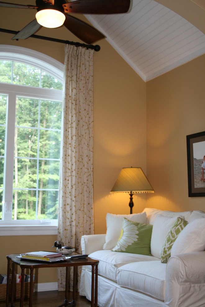 Modelo de dormitorio principal clásico de tamaño medio con paredes beige