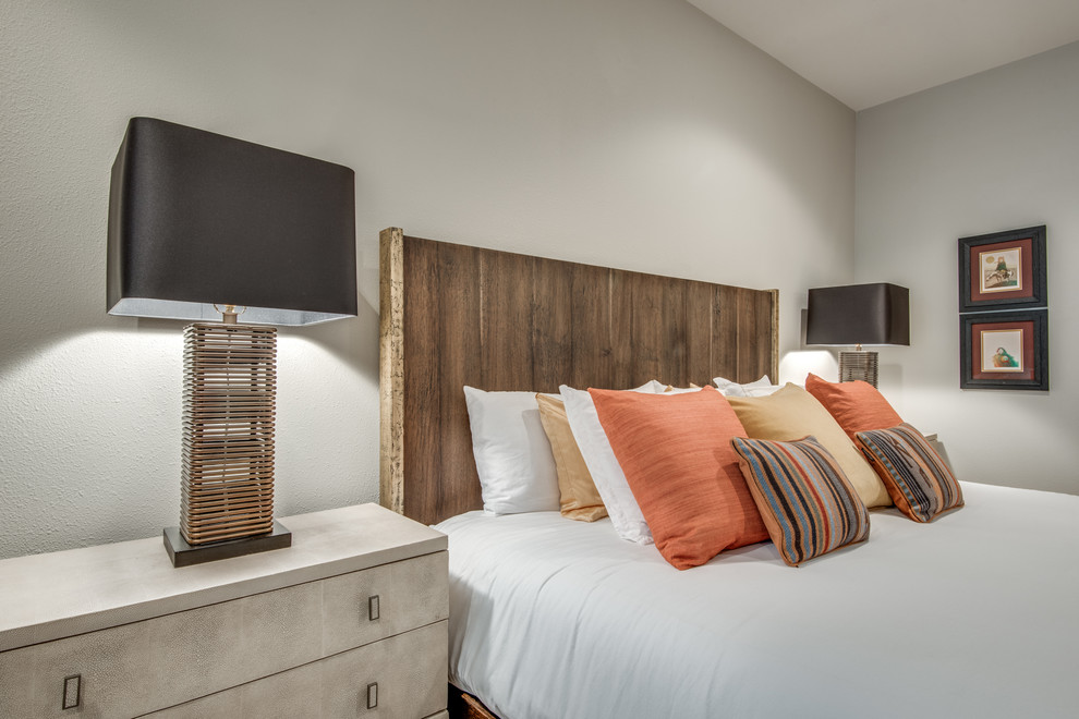 Imagen de dormitorio principal de estilo americano con paredes beige y suelo de madera en tonos medios