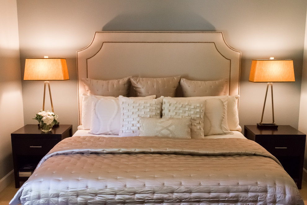 На фото: спальня среднего размера в стиле неоклассика (современная классика)