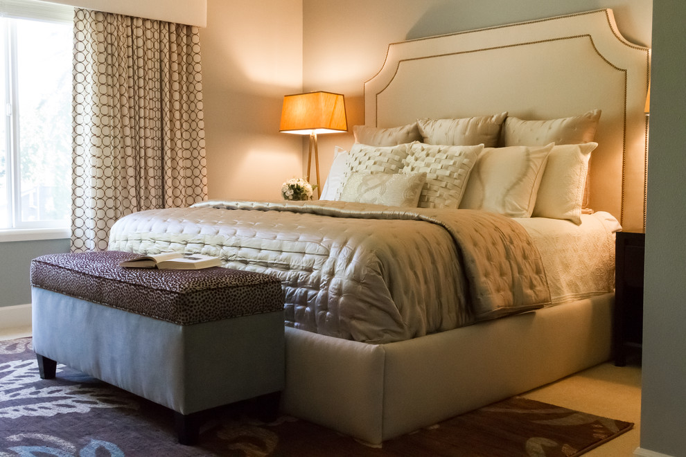 Свежая идея для дизайна: спальня среднего размера в стиле неоклассика (современная классика) - отличное фото интерьера