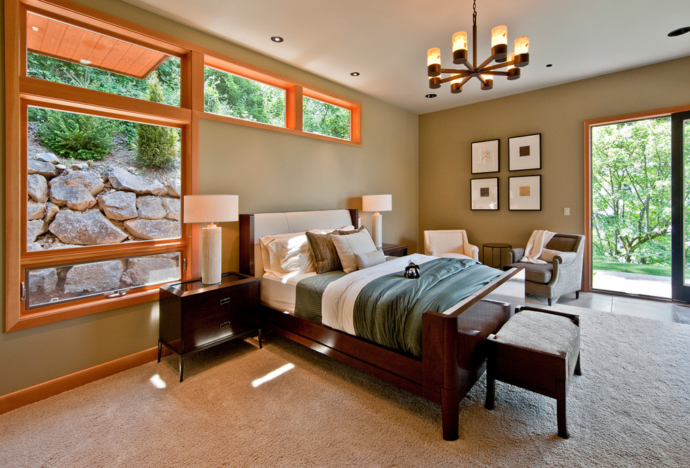 Свежая идея для дизайна: большая хозяйская спальня в современном стиле с зелеными стенами и ковровым покрытием - отличное фото интерьера