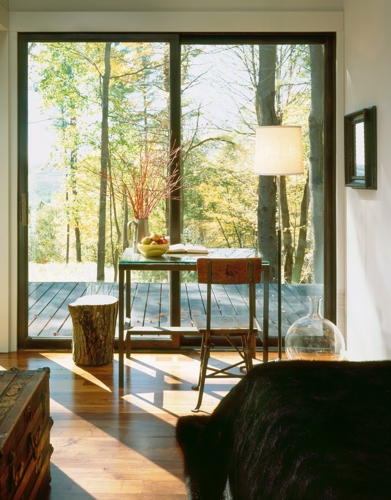 Rustikales Schlafzimmer mit braunem Holzboden in New York