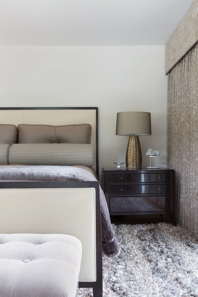 Стильный дизайн: большая хозяйская спальня в стиле неоклассика (современная классика) с бежевыми стенами и паркетным полом среднего тона - последний тренд