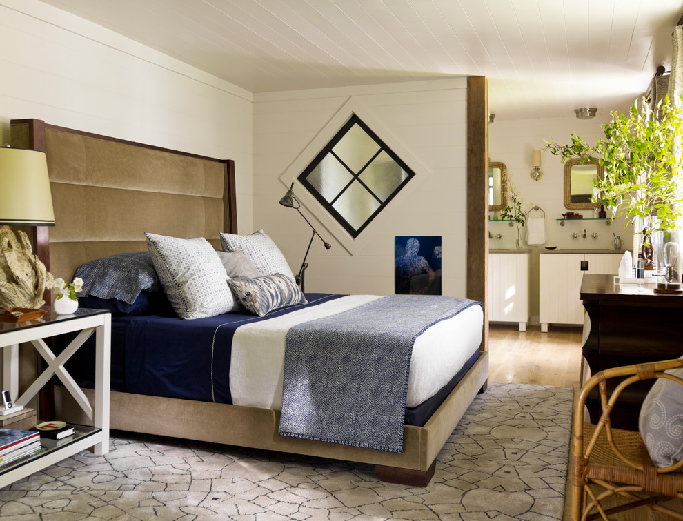 Свежая идея для дизайна: хозяйская спальня в морском стиле - отличное фото интерьера