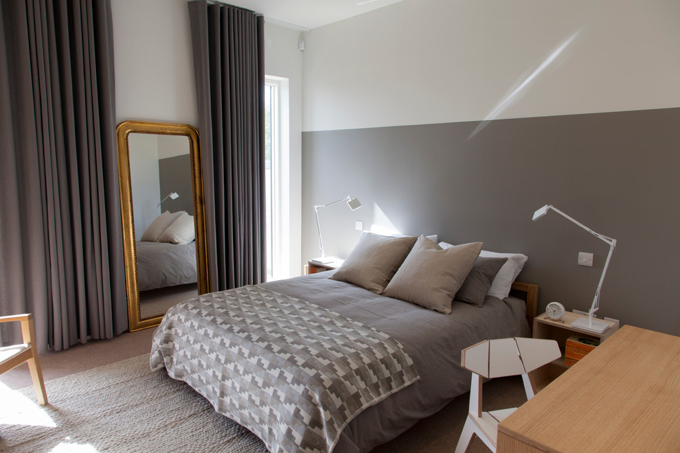 Immagine di una camera da letto minimal con pareti multicolore e moquette