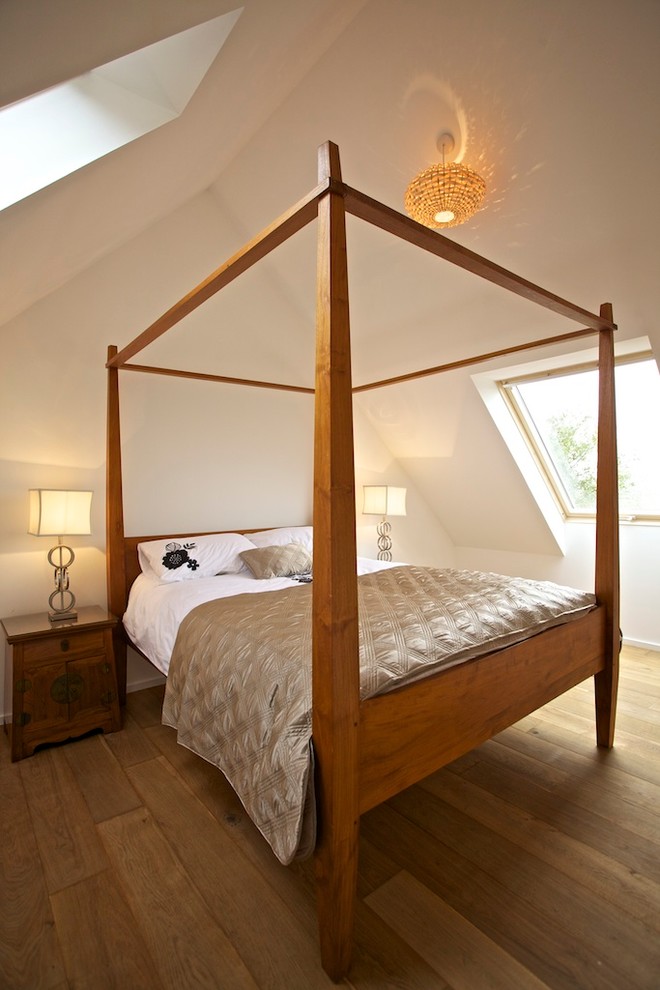 Idee per una camera da letto stile loft minimal di medie dimensioni con pareti bianche, pavimento in legno massello medio e nessun camino