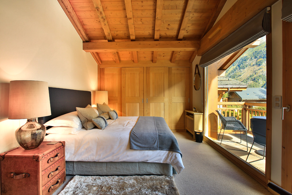Landhaus Schlafzimmer mit beiger Wandfarbe, Teppichboden und beigem Boden in Buckinghamshire