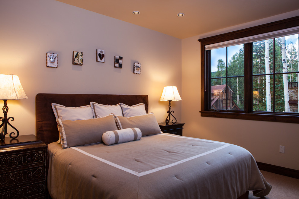 Diseño de habitación de invitados tradicional renovada de tamaño medio sin chimenea con paredes beige y moqueta