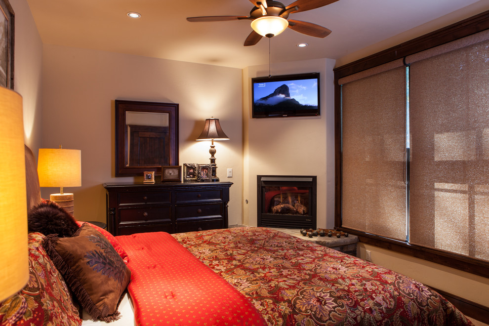 Foto de dormitorio principal clásico renovado de tamaño medio con paredes beige, moqueta, chimenea de esquina y marco de chimenea de yeso