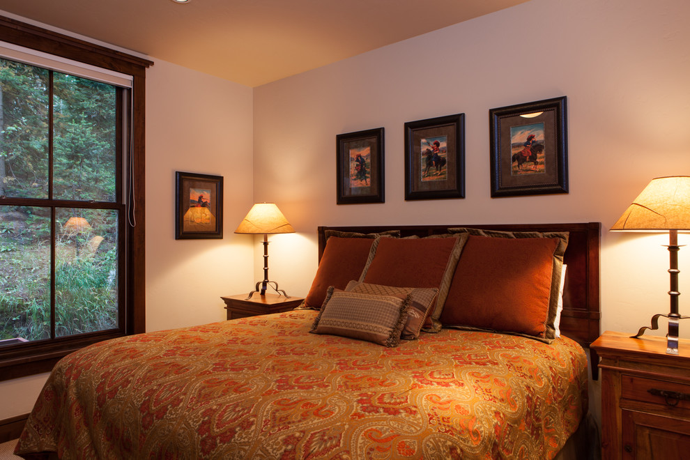 デンバーにある中くらいなトランジショナルスタイルのおしゃれな客用寝室 (ベージュの壁、カーペット敷き、暖炉なし) のレイアウト