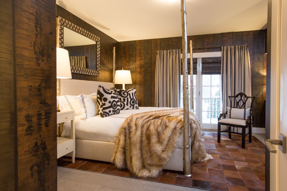 Свежая идея для дизайна: хозяйская спальня среднего размера в современном стиле с коричневыми стенами, полом из керамической плитки и коричневым полом без камина - отличное фото интерьера