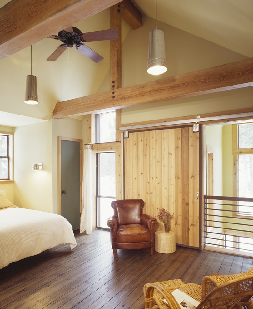 Diseño de dormitorio rústico con paredes beige y suelo de madera en tonos medios