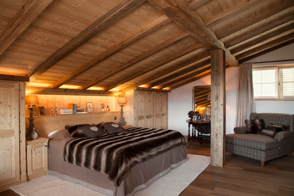 Stilmix Schlafzimmer mit weißer Wandfarbe und braunem Holzboden in Sonstige