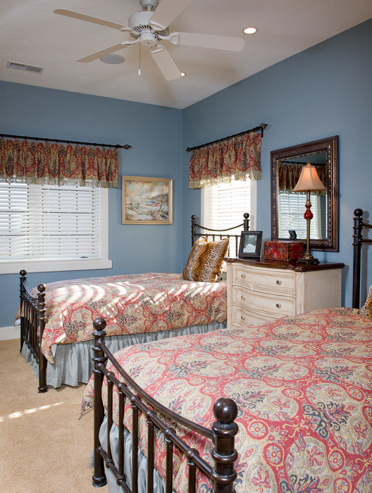 Immagine di una camera degli ospiti classica di medie dimensioni con pareti blu, moquette, nessun camino e pavimento beige