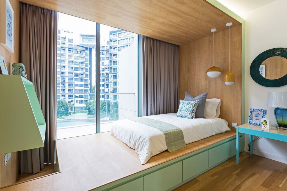 シンガポールにあるコンテンポラリースタイルのおしゃれな寝室 (白い壁、無垢フローリング、茶色い床) のレイアウト