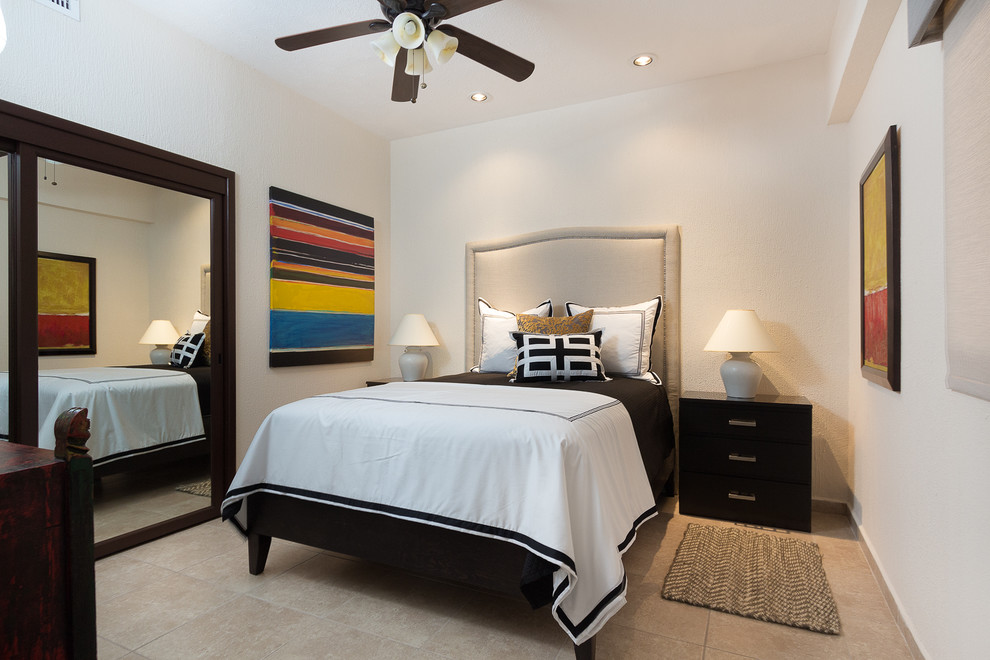 На фото: спальня среднего размера на антресоли в морском стиле с белыми стенами и полом из керамогранита без камина