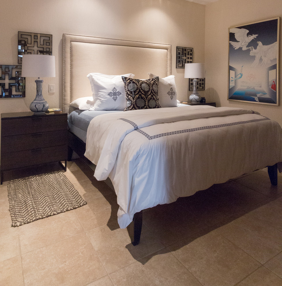 Пример оригинального дизайна: гостевая спальня (комната для гостей) в современном стиле с бежевыми стенами и полом из керамической плитки