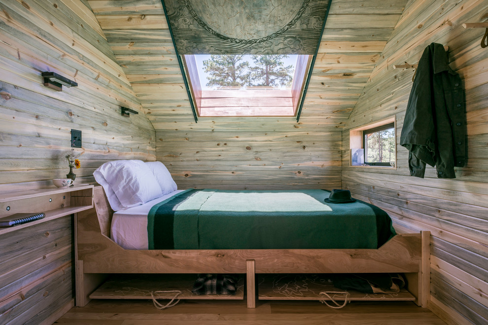 На фото: маленькая спальня в стиле рустика для на участке и в саду с