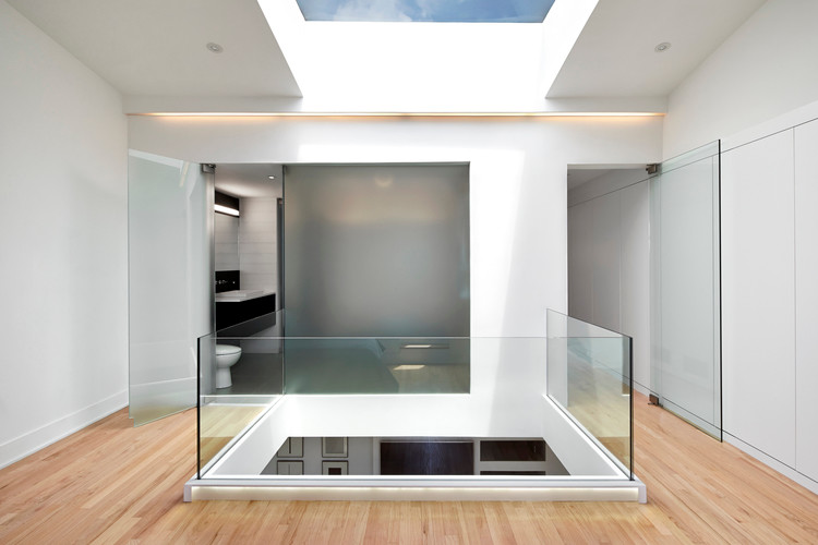 Mittelgroßes Modernes Schlafzimmer ohne Kamin, im Loft-Style mit weißer Wandfarbe, hellem Holzboden und beigem Boden in Seattle