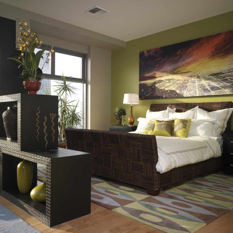 Свежая идея для дизайна: спальня в стиле фьюжн с зелеными стенами и акцентной стеной - отличное фото интерьера