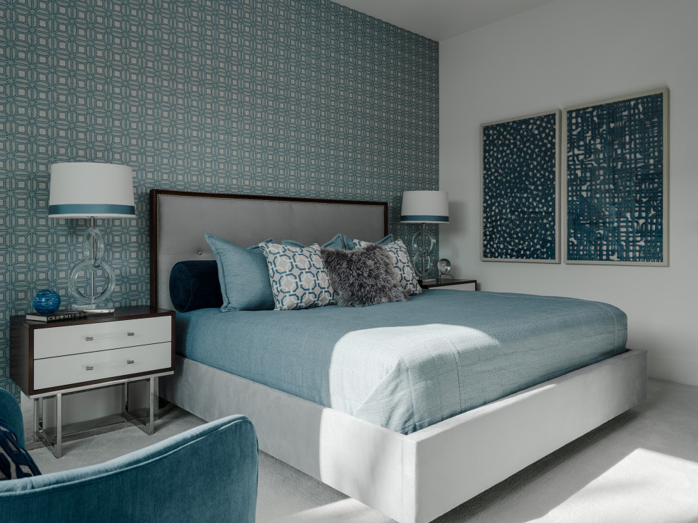 Modernes Schlafzimmer mit blauer Wandfarbe, Teppichboden und grauem Boden in Los Angeles