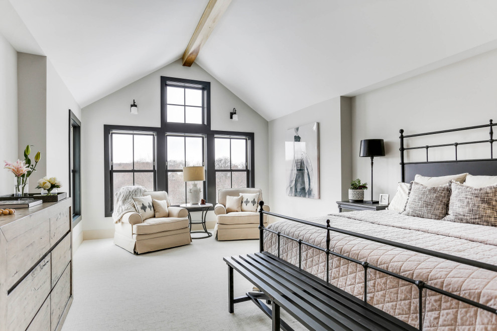 Klassisches Schlafzimmer mit weißer Wandfarbe, Teppichboden, weißem Boden, freigelegten Dachbalken und gewölbter Decke in Minneapolis