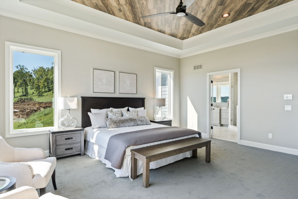 シンシナティにあるトランジショナルスタイルのおしゃれな寝室 (ベージュの壁、カーペット敷き、グレーの床、板張り天井)