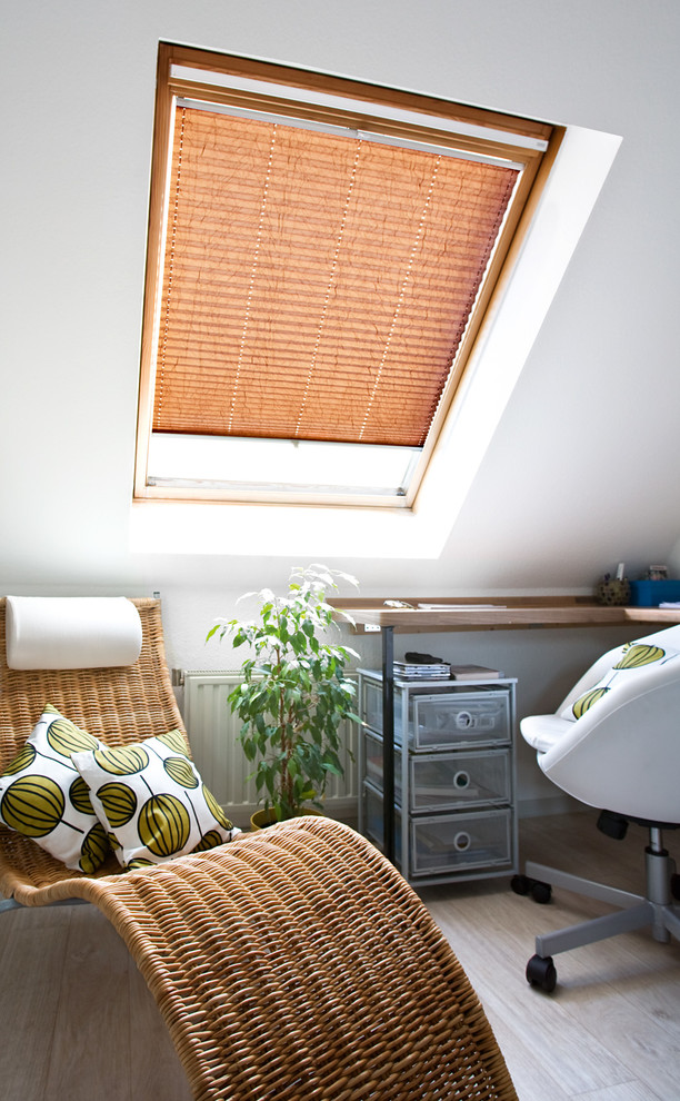 Foto de dormitorio tipo loft clásico pequeño con paredes blancas, suelo de madera clara y suelo beige