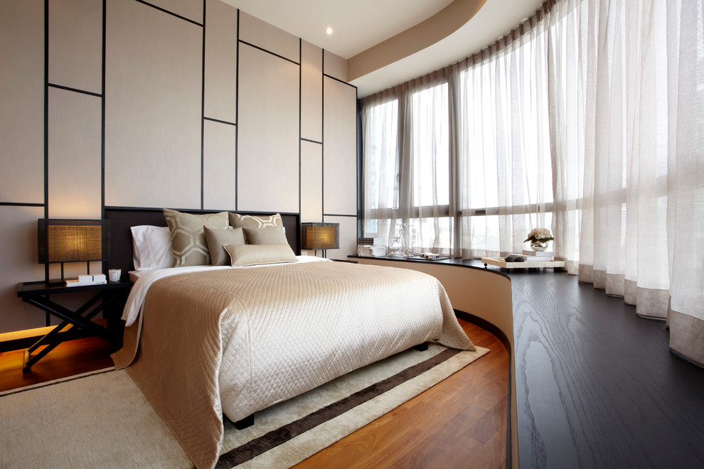 シンガポールにあるコンテンポラリースタイルのおしゃれな主寝室 (ベージュの壁、無垢フローリング) のレイアウト