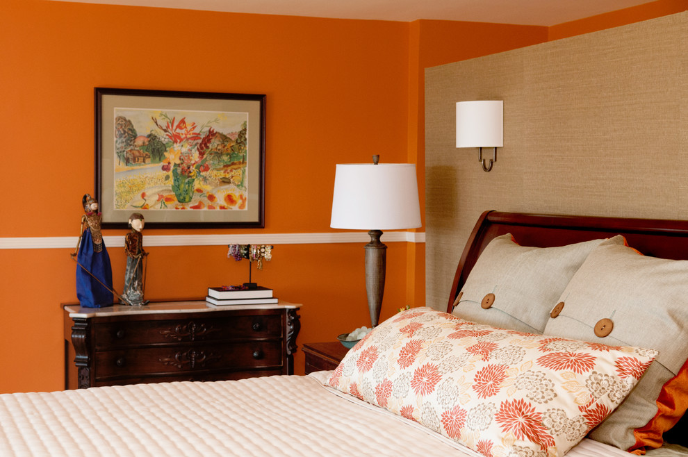 На фото: большая хозяйская спальня в современном стиле с оранжевыми стенами и паркетным полом среднего тона без камина с