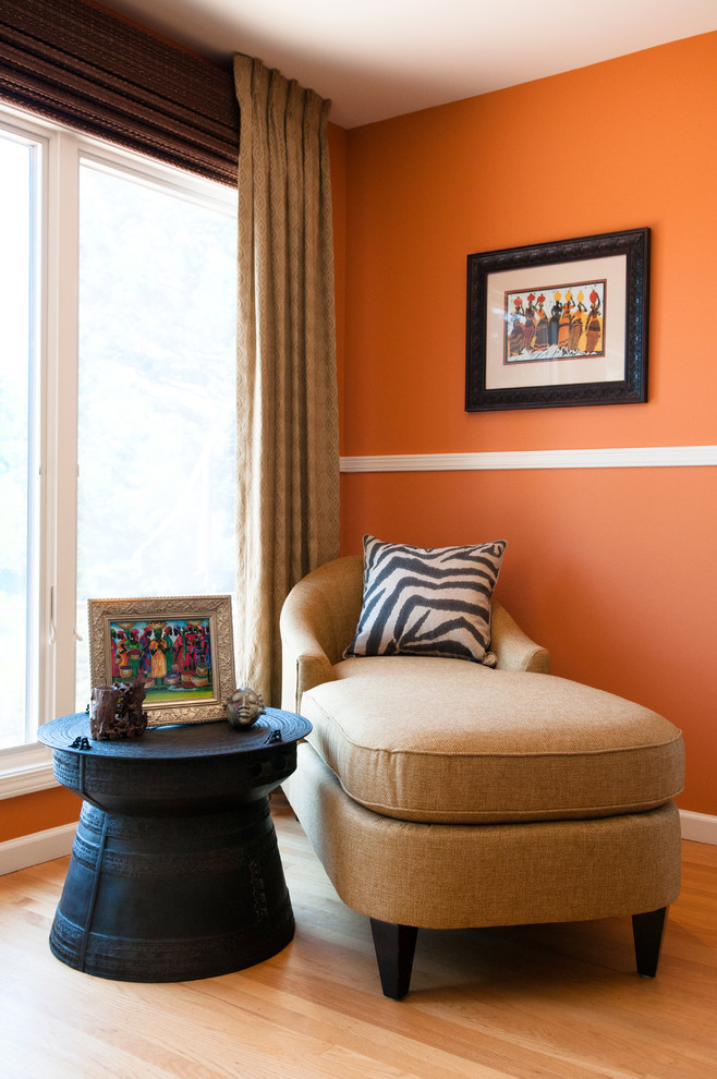Стильный дизайн: большая хозяйская спальня в современном стиле с оранжевыми стенами и паркетным полом среднего тона без камина - последний тренд