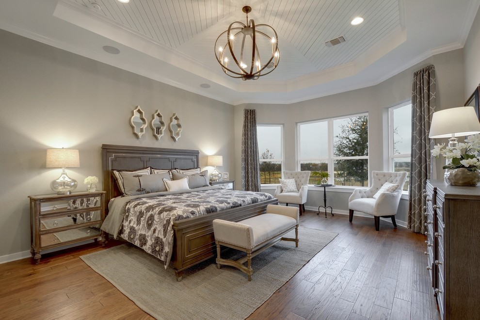 Идея дизайна: хозяйская спальня в стиле неоклассика (современная классика) с серыми стенами, паркетным полом среднего тона и коричневым полом