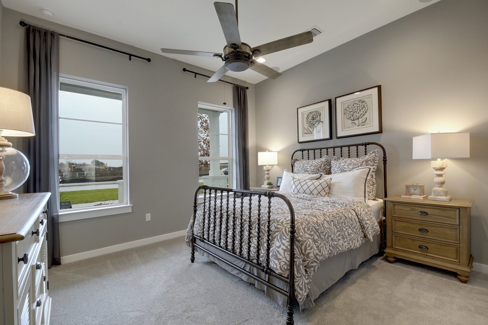 Стильный дизайн: гостевая спальня (комната для гостей) в стиле неоклассика (современная классика) с серыми стенами, ковровым покрытием и серым полом - последний тренд