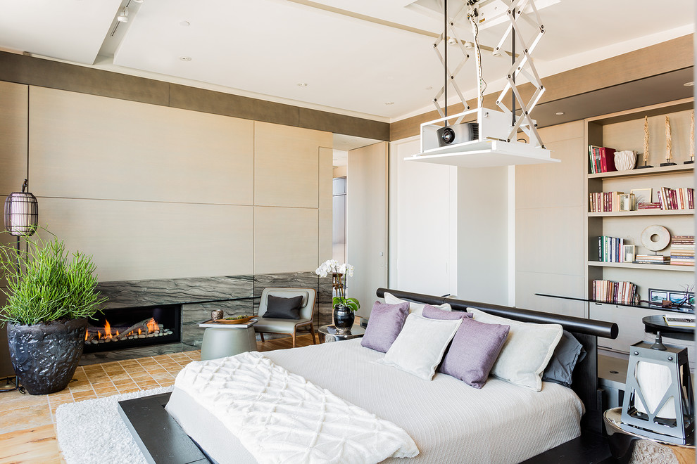 Modernes Schlafzimmer mit beiger Wandfarbe und Gaskamin in Boston