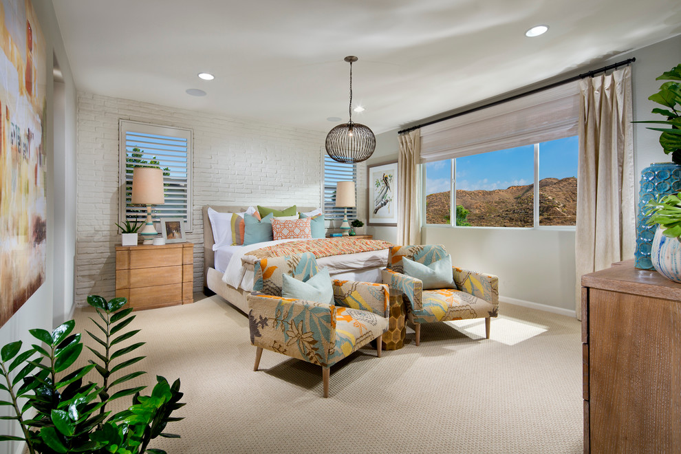 Schlafzimmer mit grauer Wandfarbe und Teppichboden in Orange County
