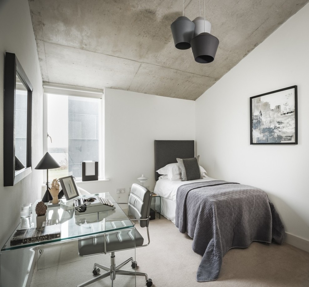Diseño de dormitorio actual con paredes blancas, moqueta y suelo beige