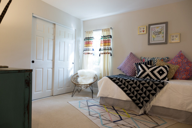 Foto de habitación de invitados de estilo de casa de campo pequeña con paredes beige y moqueta