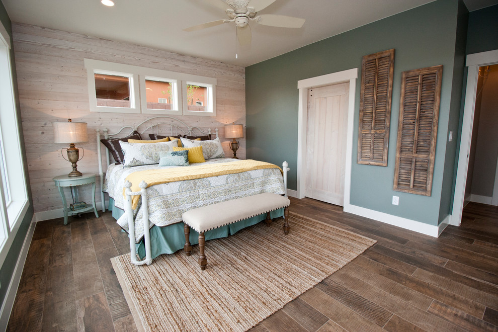Стильный дизайн: гостевая спальня (комната для гостей) в стиле кантри с разноцветными стенами, темным паркетным полом и коричневым полом - последний тренд