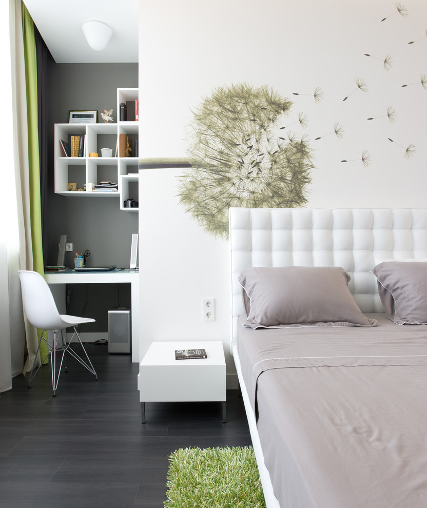 他の地域にあるコンテンポラリースタイルのおしゃれな寝室 (白い壁、濃色無垢フローリング、照明) のインテリア