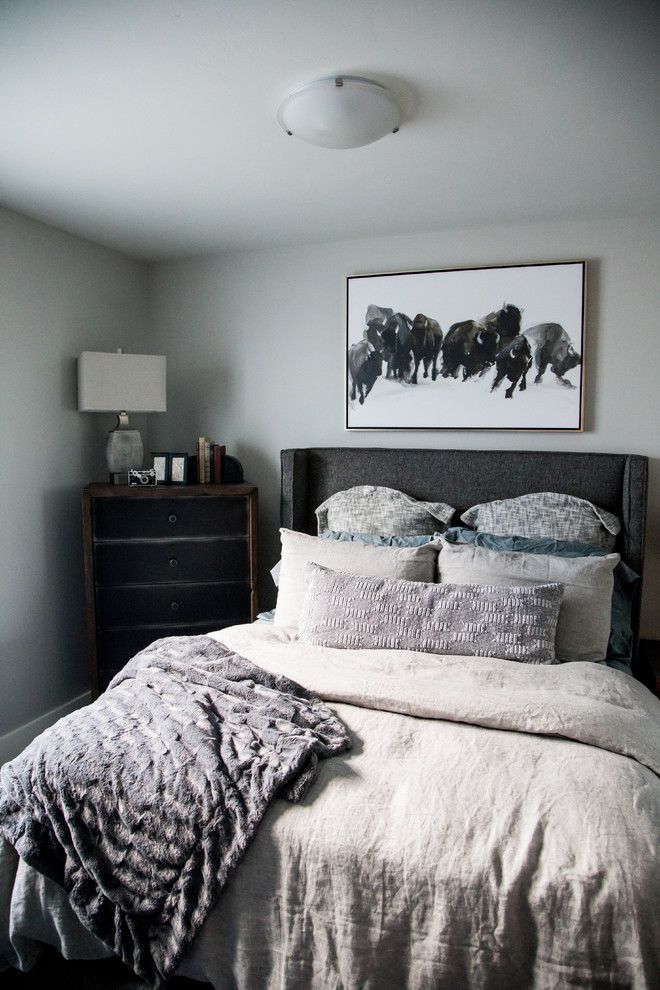 Imagen de habitación de invitados contemporánea de tamaño medio con paredes blancas, moqueta y suelo gris