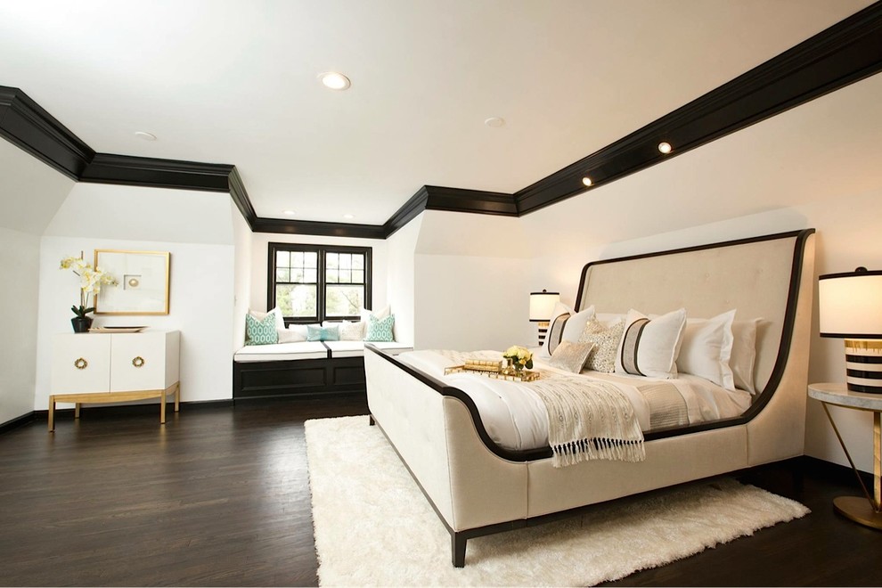 Cette image montre une grande chambre parentale design avec un mur blanc, parquet foncé, aucune cheminée et un sol marron.