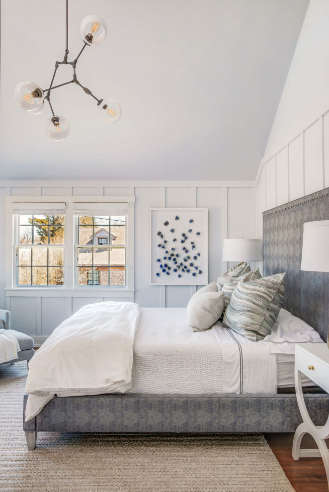 Foto de dormitorio abovedado romántico de tamaño medio con paredes blancas, suelo de madera oscura, suelo marrón y panelado