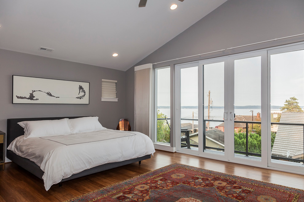 Mittelgroßes Modernes Hauptschlafzimmer ohne Kamin mit grauer Wandfarbe, dunklem Holzboden und braunem Boden in Seattle
