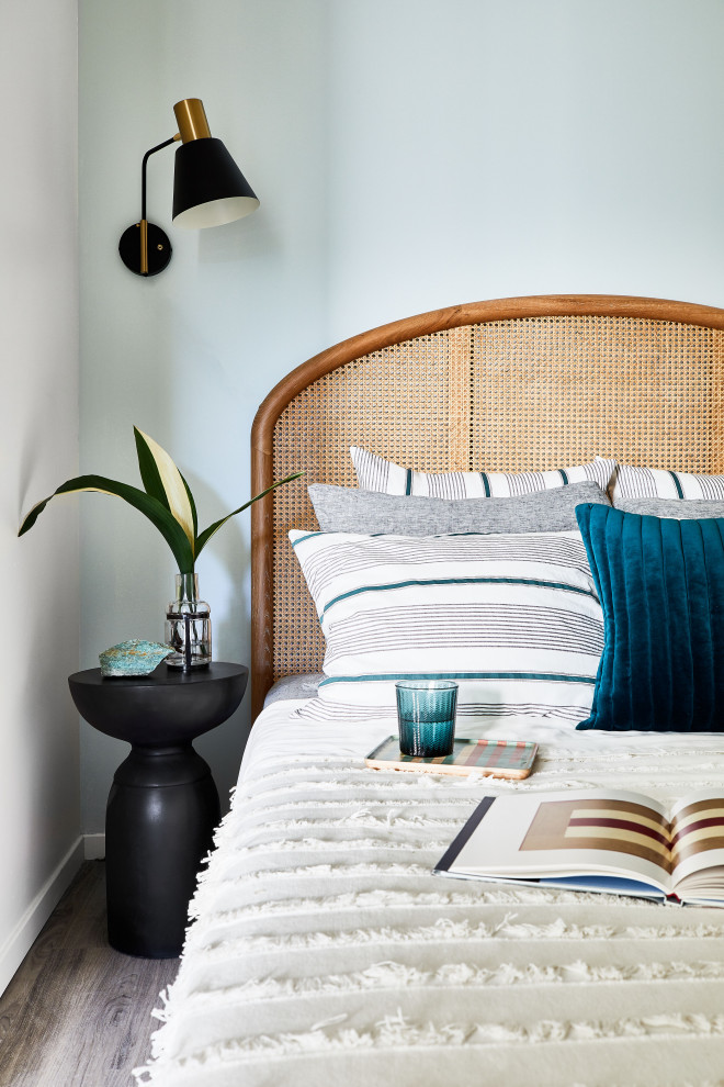 Источник вдохновения для домашнего уюта: маленькая хозяйская спальня в современном стиле с синими стенами, серым полом и полом из винила для на участке и в саду