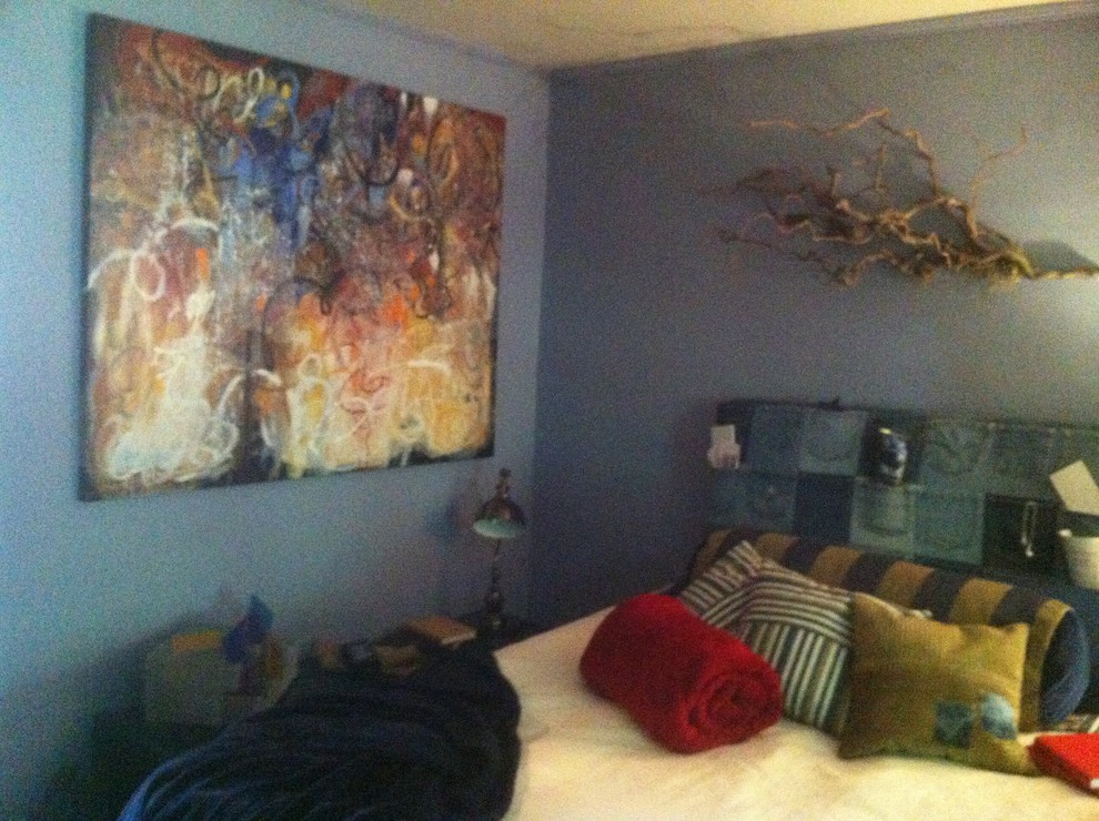 Inspiration for a small eclectic bedroom in Kansas City with blue walls and carpet.